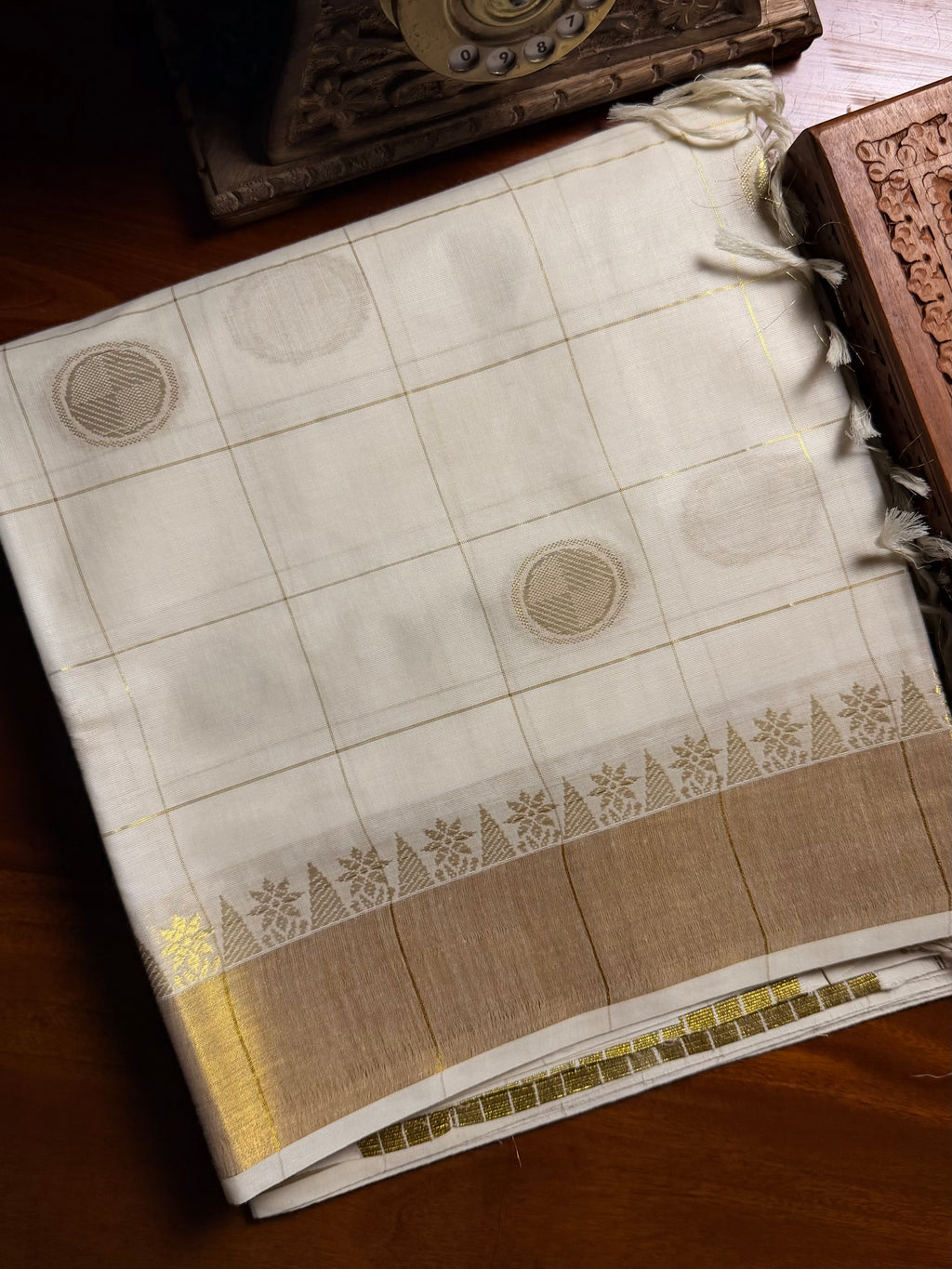 Kerala Traditional Polka Dot Set Saree