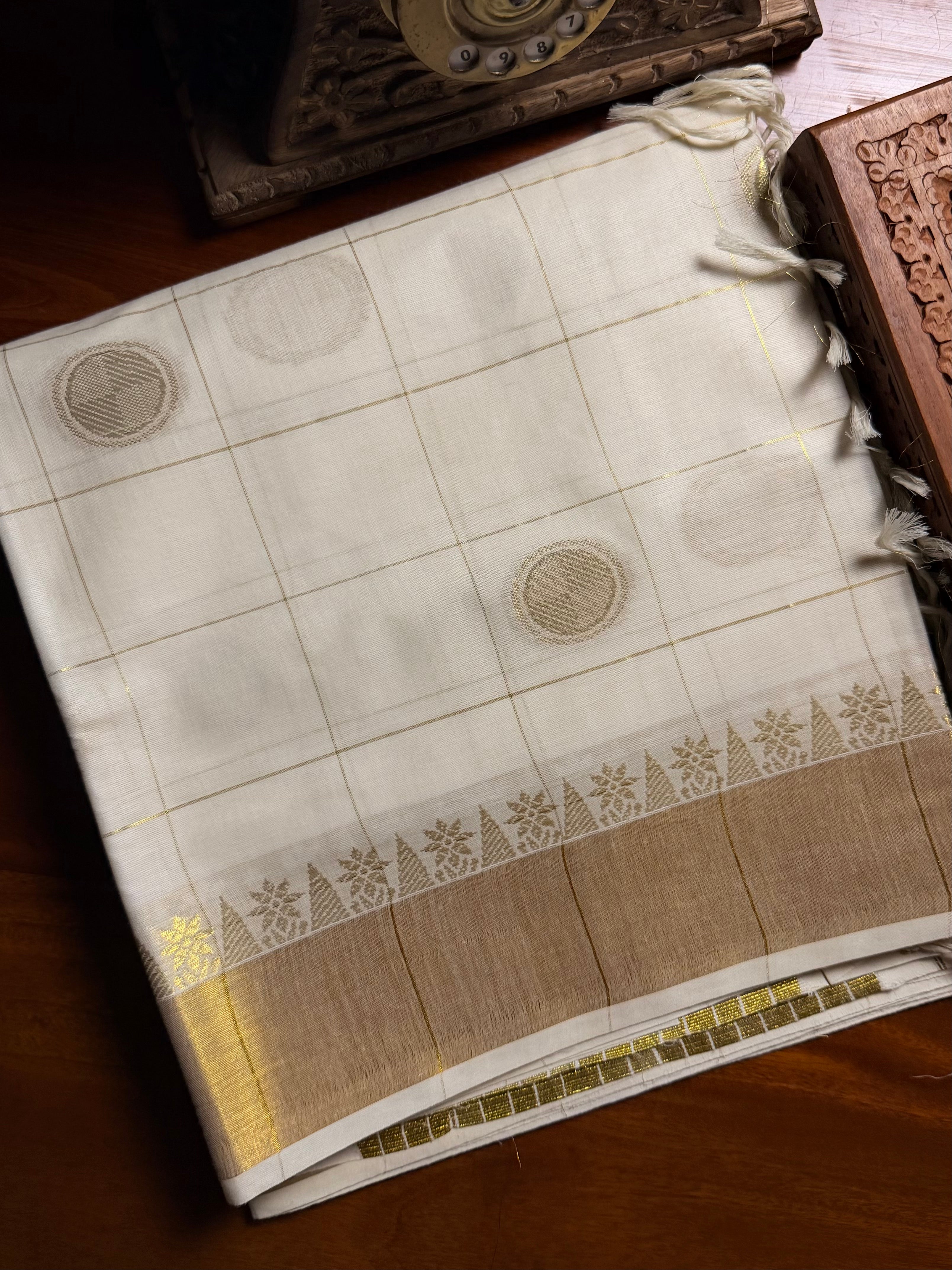 Kerala Traditional Polka Dot Set Saree